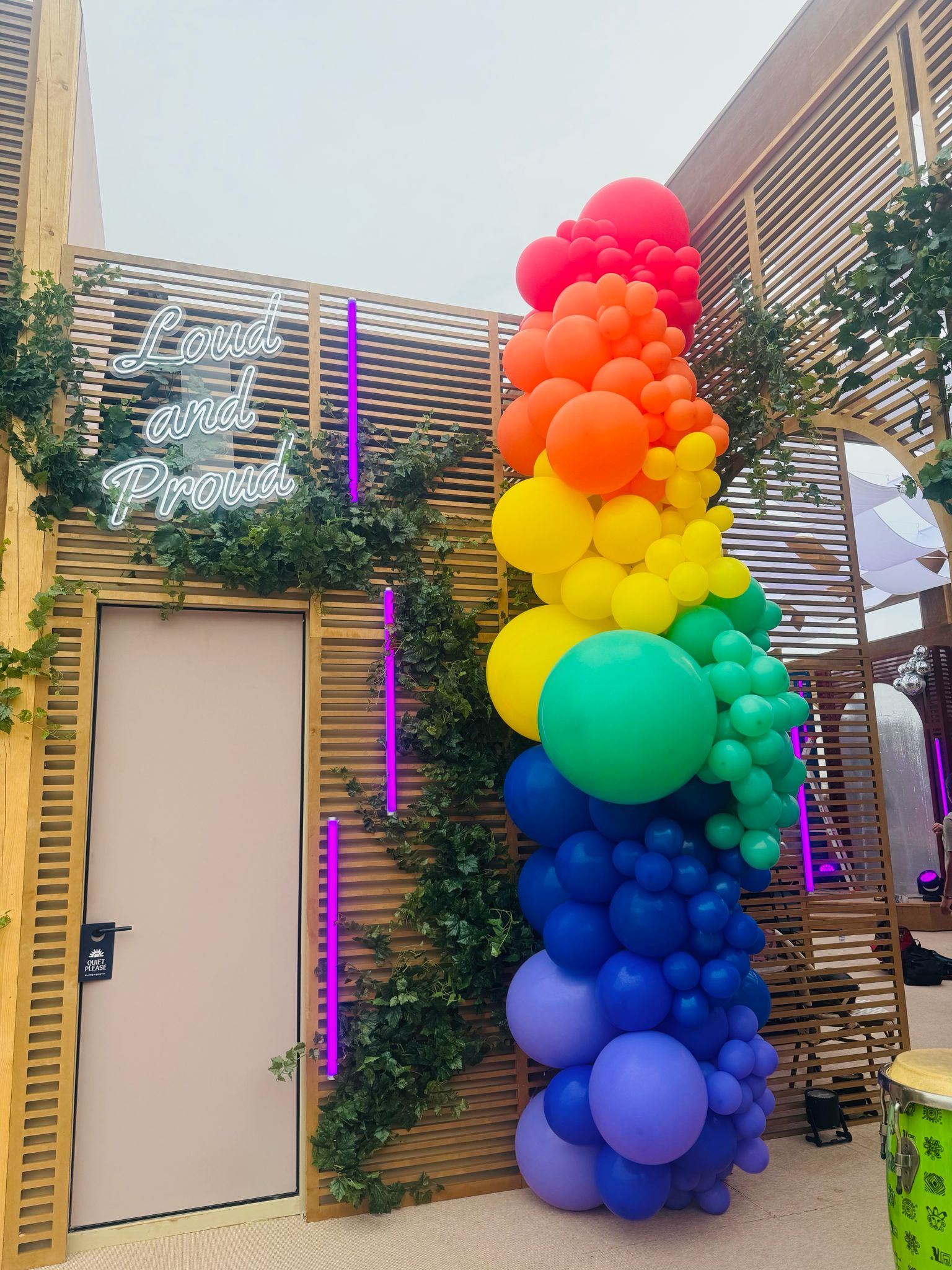 Une Explosion de Couleurs et de Paillettes pour le Cannes Lions à la Plage Lucia