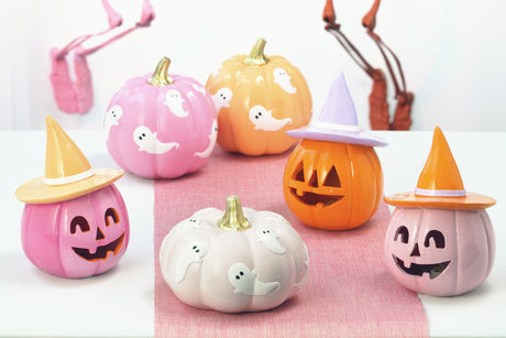 Citrouilles Halloween orange et pastel à chapeaux de sorcière sur un chemin de table, ambiance d'Halloween
