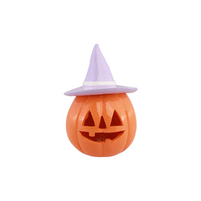 Citrouille Halloween orange en résine avec chapeau de sorcière lilas, vue de face, décoration d'Halloween