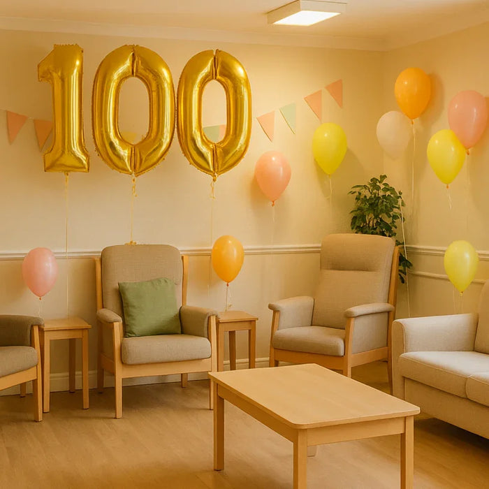 Salle d'EHPAD décorée pour une célébration de centenaire : ballons "100", décorations simples, atmosphère festive mais douce adaptée aux résidents âgés. Intérieur propre et lumineux,