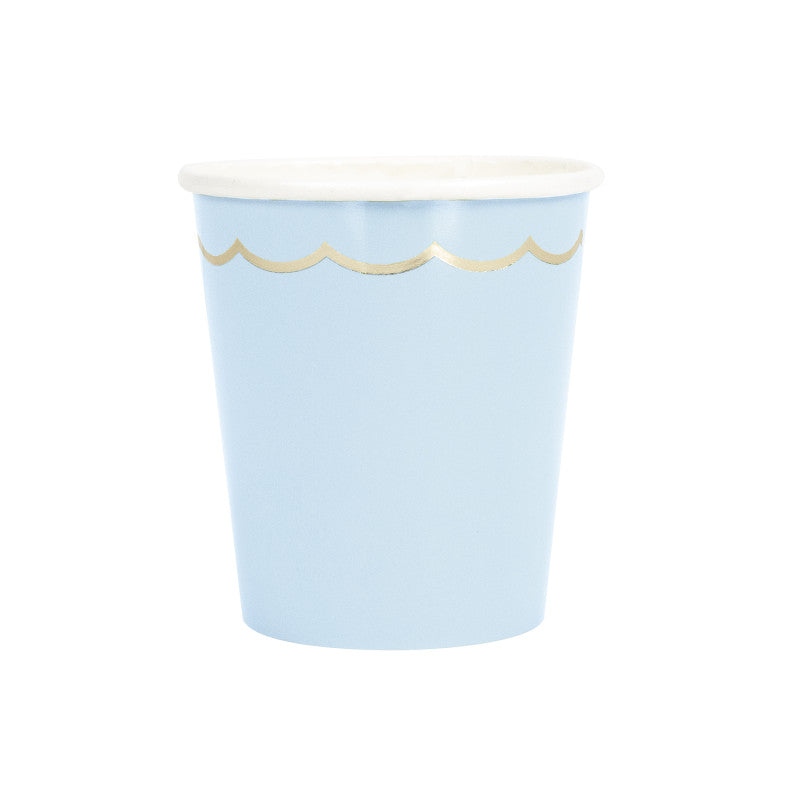 Gobelets festonnés bleu pastel avec liseré doré 200 ml, lot de 8 en carton FSC, vaisselle jetable élégante pour anniversaire, baby shower et fêtes thème sirène